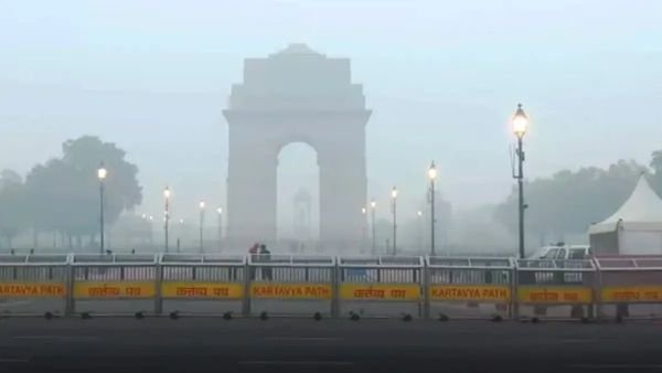 Delhi gas chamber: Thick smog diverts flights, air quality drops to 'very poor'